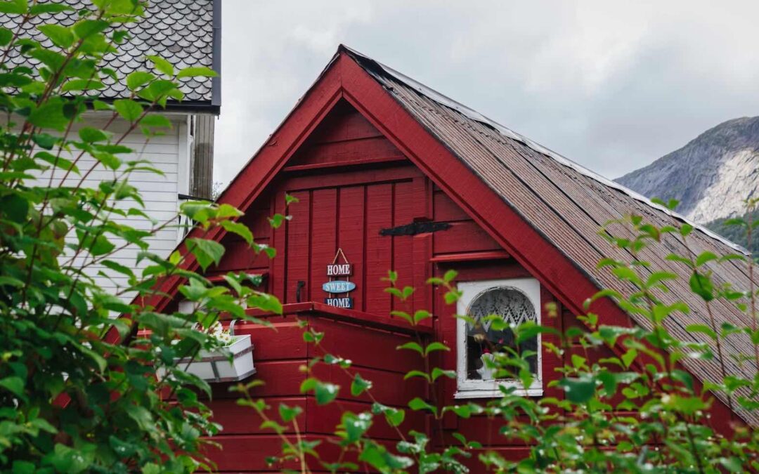 Asphalt shingles vs. metal vs. tile: pros and cons for Hemet, CA homes